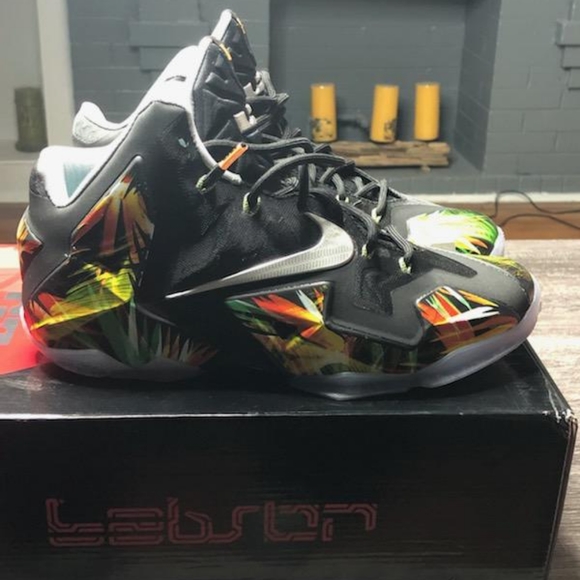 Lebron XI Size 8.5 - Picture 6 of 6